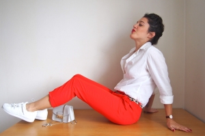 chemise blanche et pantalon rouge look latelierdal blog mode et voyage