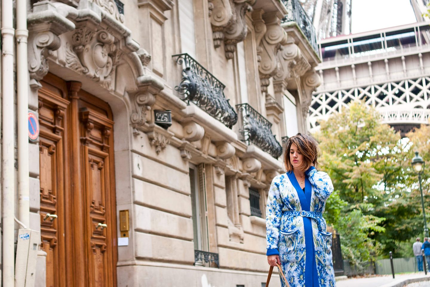 Look Cardigan bleu fleurs Paris tour Eiffel L'atelier d'al blog mode lifestyle DIY