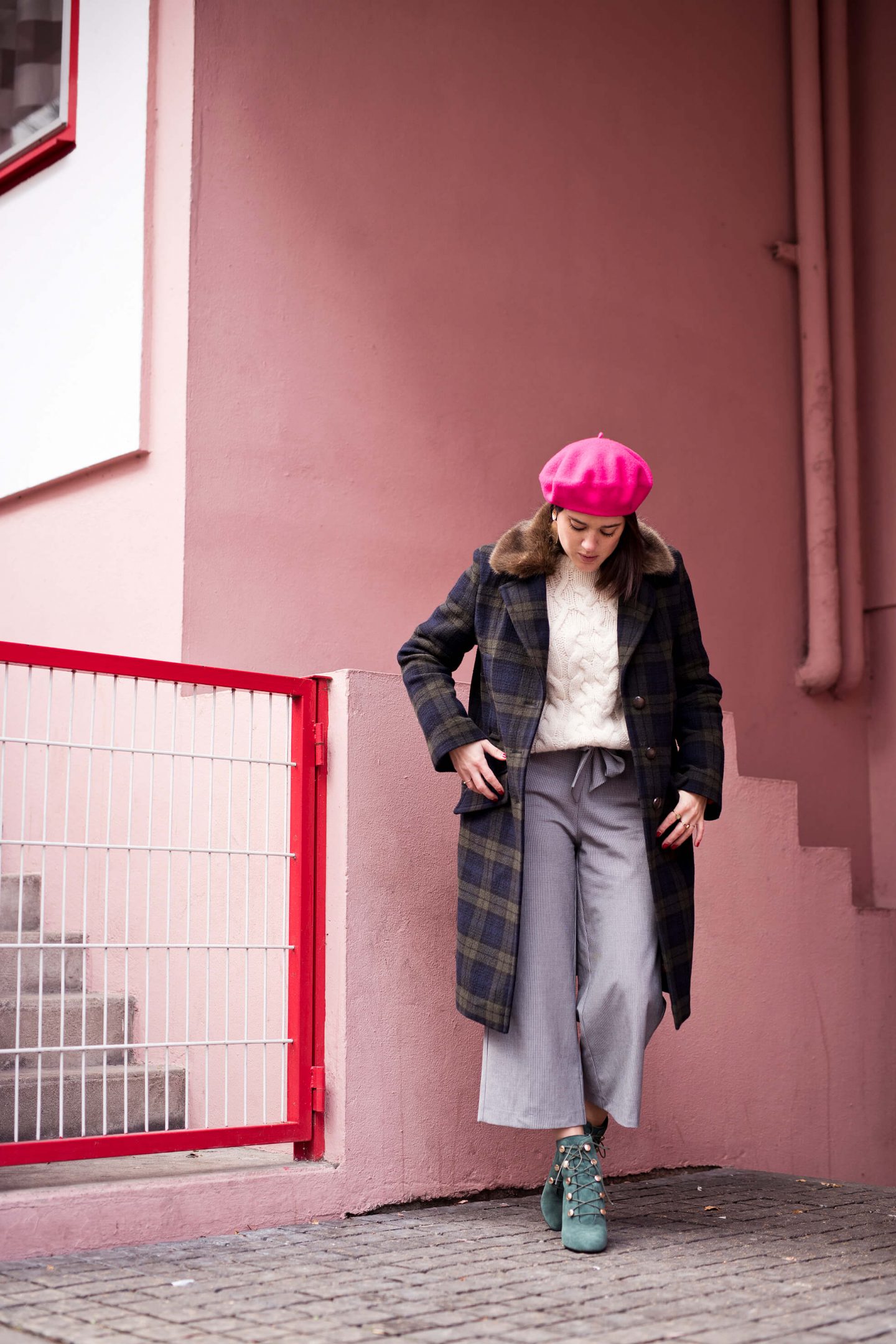 look manteau tartan Lener beret rose l'atelier d'al street style Paris blog mode lifestyle