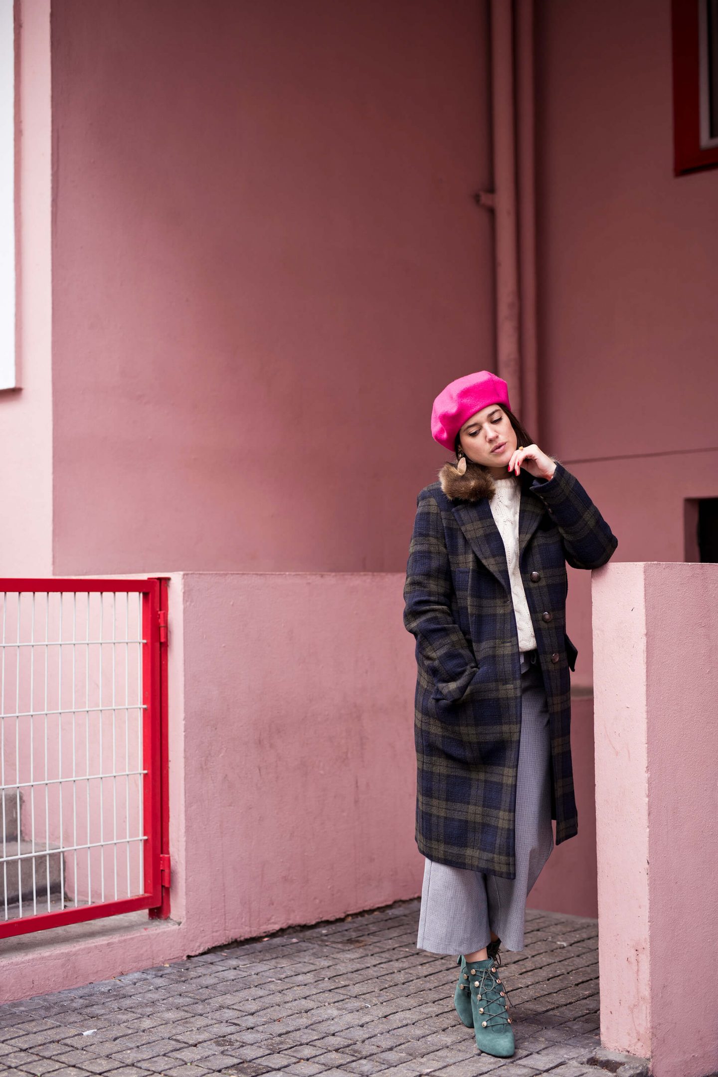 look manteau tartan Lener beret rose l'atelier d'al street style Paris blog mode lifestyle