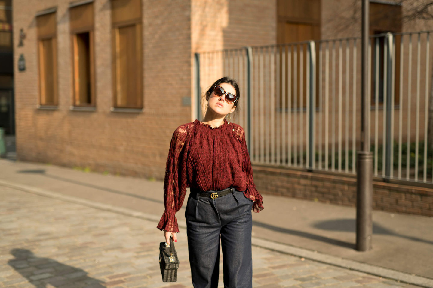 look streetstyle Paris L'atelier d'al blog mode lifestyle blouse Balzac dentelle jean flare Elise Chalmin
