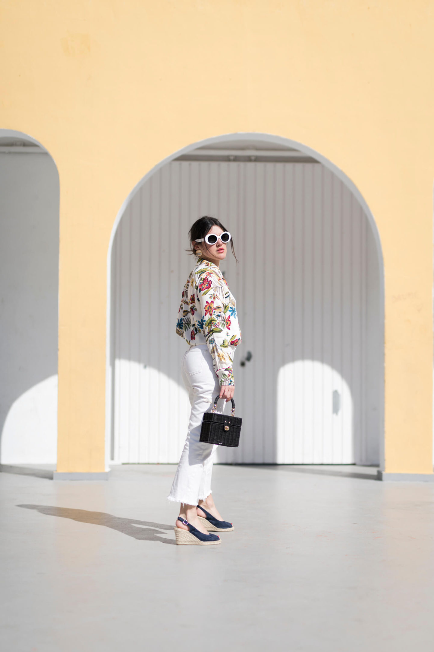 Porter des couleurs d'été jean mum blanc chemise à fleurs l'atelier d'al blog mode lifestyle Paris