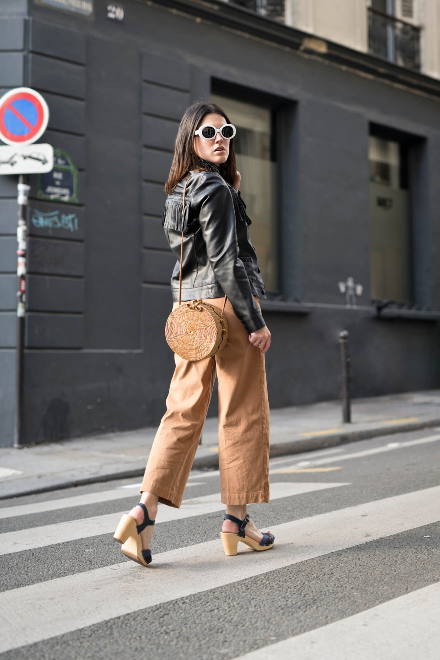 Look pantalon Sézane 7/8 ocre veste en cuir MKT Studio L'atelier d'al blog mode lifestyle Paris