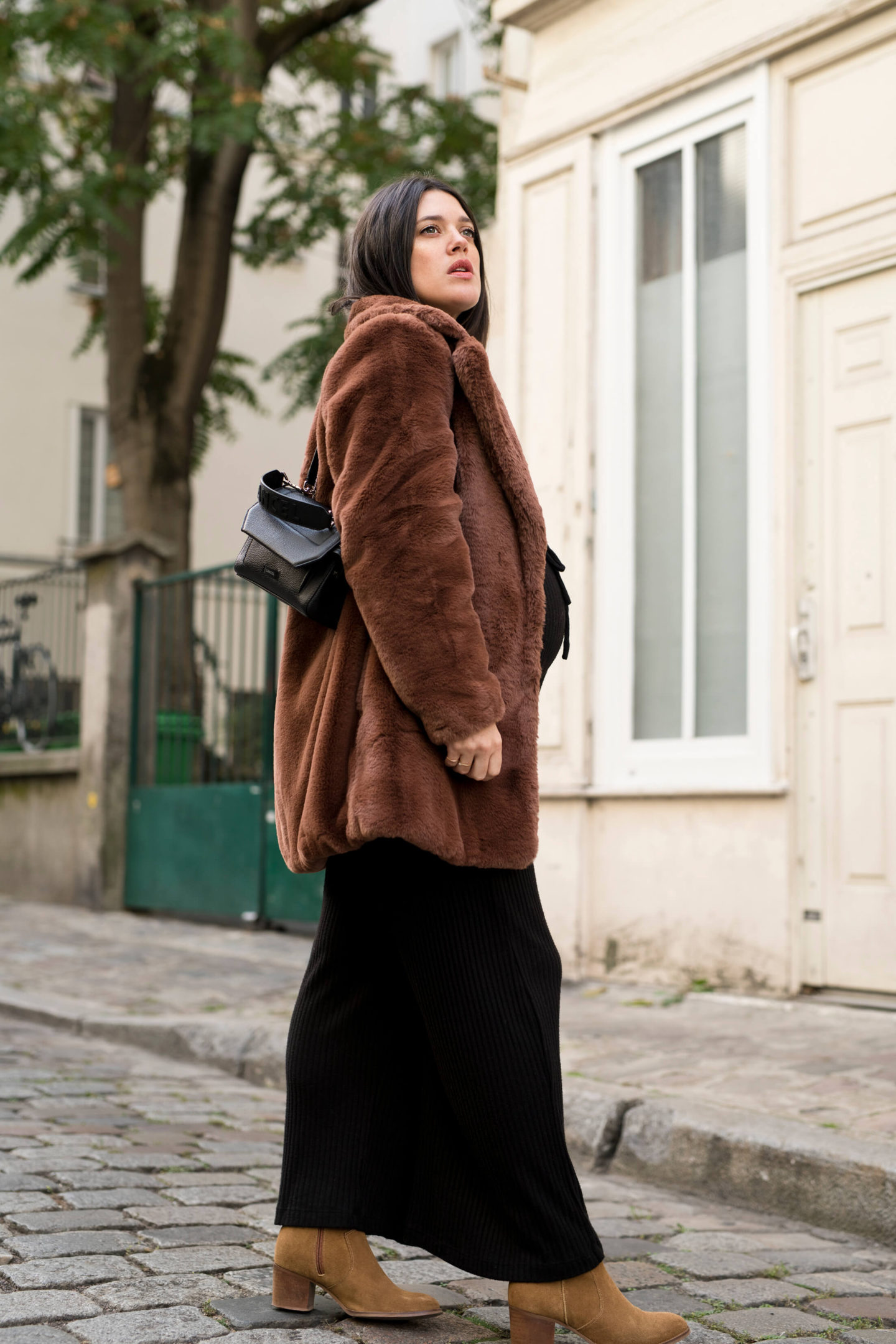 Look de grossesse maternité pantalon en laine et manteau doudou Anne-Laure L'atelier d'al blog mode lifestyle Paris